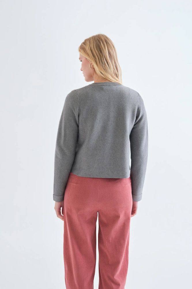 Cardigan Compañia Fantástica donna in maglia grigia con chiusura bicolore - vista laterale