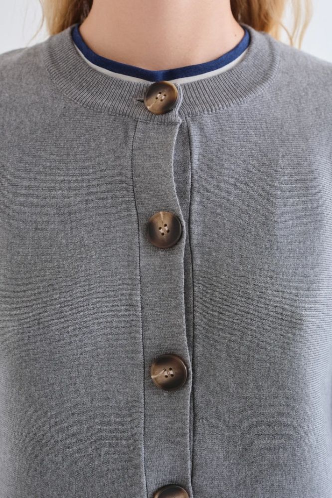 Cardigan Compañia Fantástica donna in maglia grigia con chiusura bicolore - dettaglio bordi a coste
