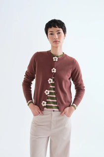 Cardigan Compañia Fantástica donna in maglia marrone - dettaglio bottoni a fiore