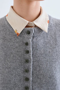 Cardigan Compañia Fantástica donna in maglia grigio chiaro - dettaglio bordi a coste