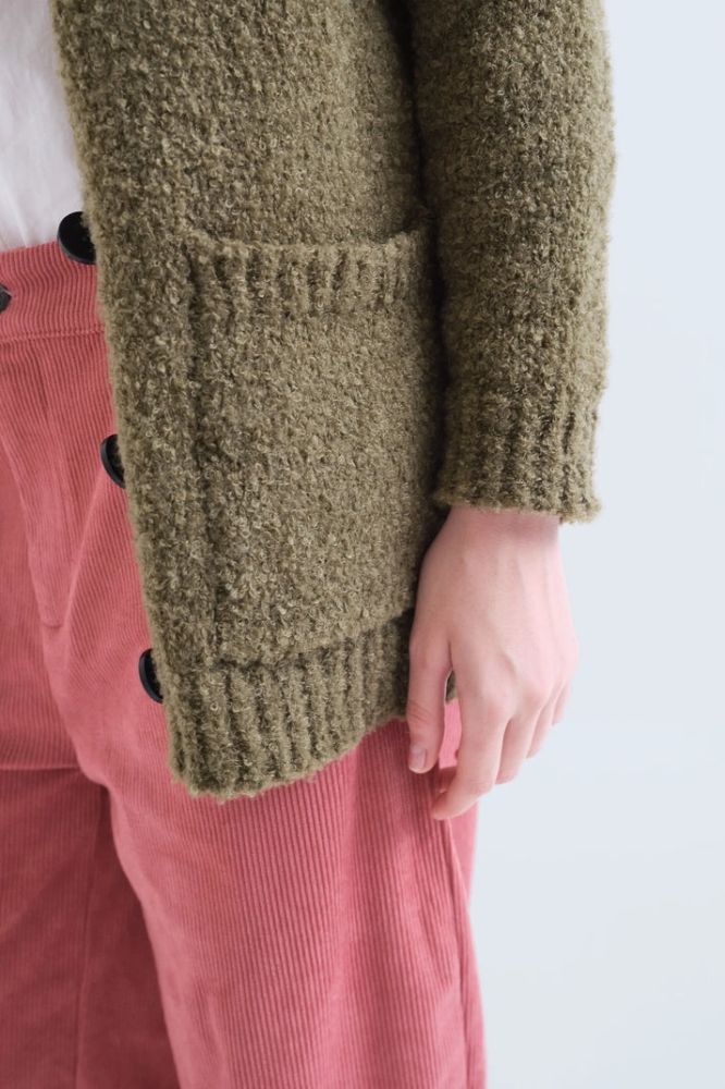 Cardigan Compañia Fantástica donna in maglia verde oliva - dettaglio tasche frontali
