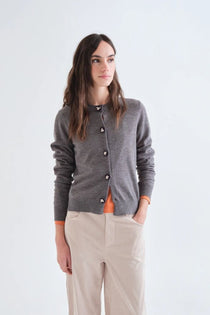 Cardigan Compañia Fantástica donna in maglia grigia - dettaglio fiore ricamato