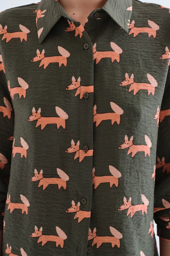 Camicia Compañia Fantástica donna in crêpe con stampa a volant - dettaglio manica