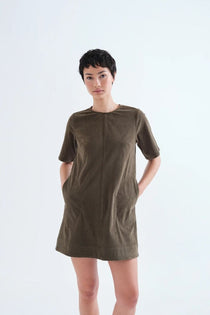 Abito Compañia Fantástica donna in velluto verde scuro - dettaglio scollo e maniche