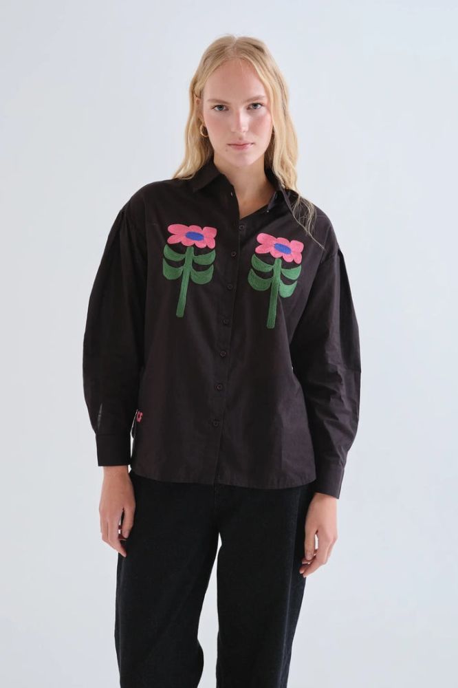 Camicia Compañia Fantástica donna nera - dettaglio logo CF ricamato