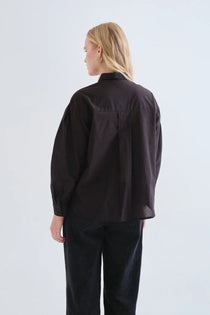 Camicia Compañia Fantástica donna nera - dettaglio maniche a sbuffo con polsini