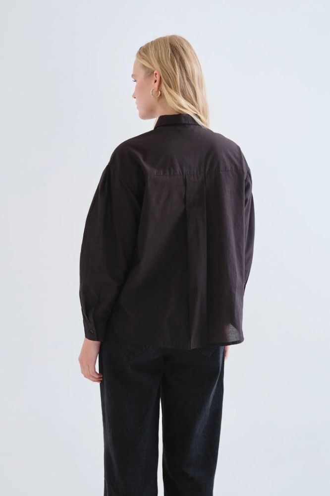 Camicia Compañia Fantástica donna nera - dettaglio maniche a sbuffo con polsini