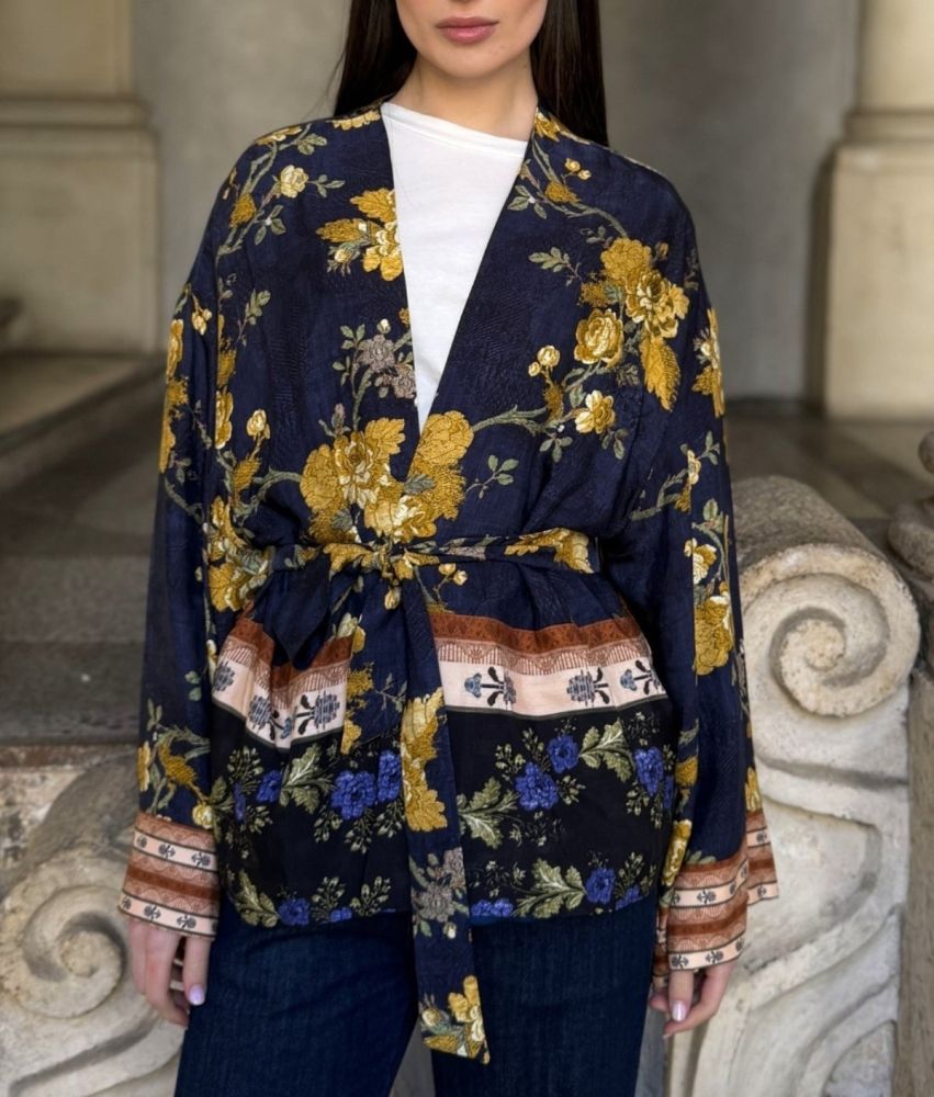 Acquista abbigliamento Kimono WU' SIDE 26277 per il tuo stile sempre attuale. Immagine principale del prodotto