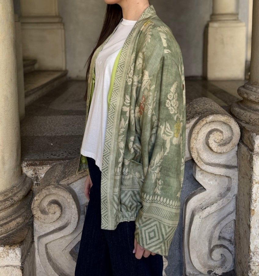 Acquista abbigliamento Kimono WU' SIDE 26285 per il tuo stile sempre attuale.