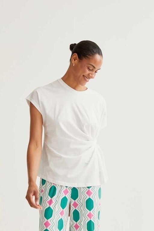 Acquista abbigliamento T-Shirt Compañia Fantástica 61C11023 per il tuo stile sempre attuale. Immagine principale del prodotto