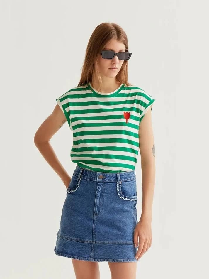 Acquista abbigliamento T-Shirt Compañia Fantástica 61C42003 per il tuo stile sempre attuale.