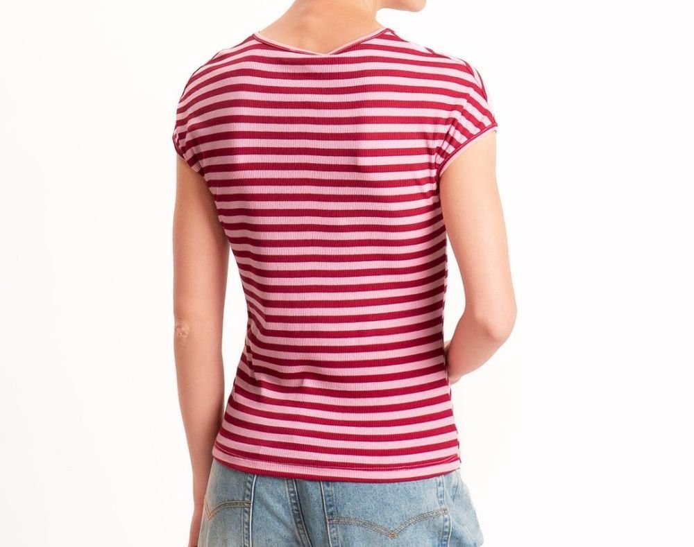 Acquista abbigliamento T-Shirt MOTEL 1304J per il tuo stile sempre attuale.