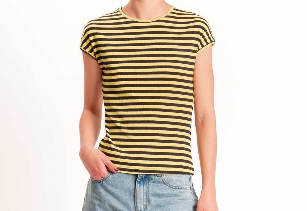 Acquista abbigliamento T-Shirt MOTEL 1304J per il tuo stile sempre attuale.